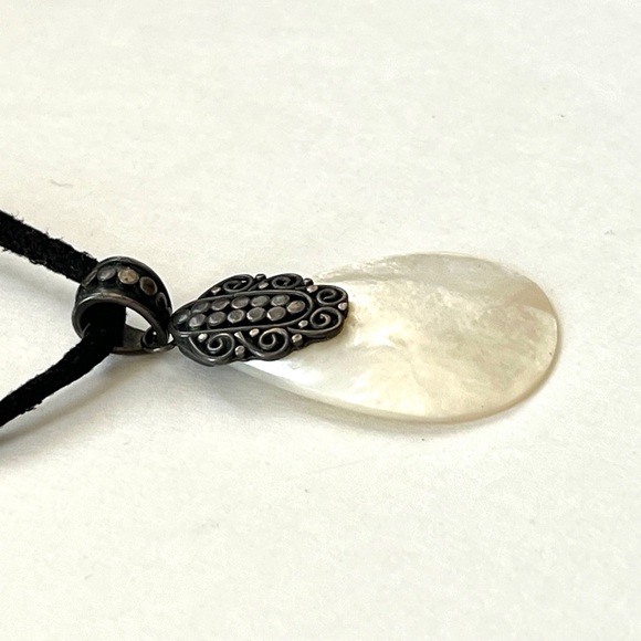 vintage • white marble stone pendant with engraved details on suede necklace - Picture 5 of 13